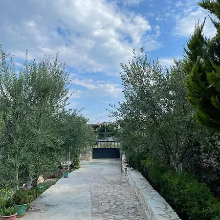 Anna Feriehus Sarandë